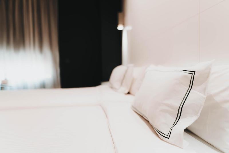 Standard Twin Room image 1