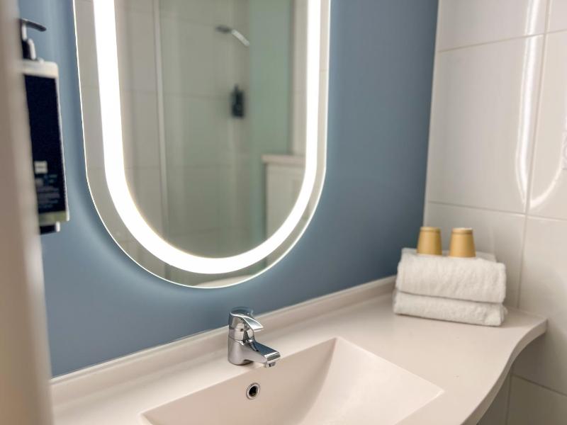 Standard Twin Room image 3