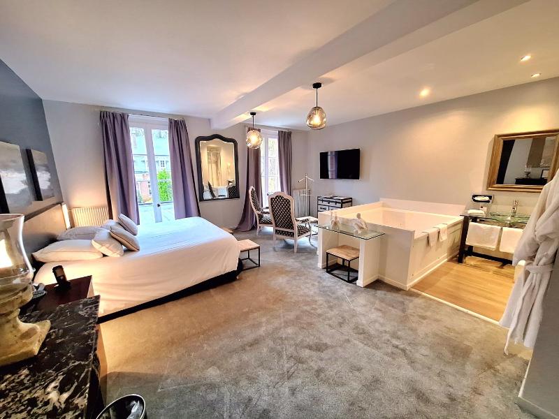 Deluxe Suite with Spa Bath image 1
