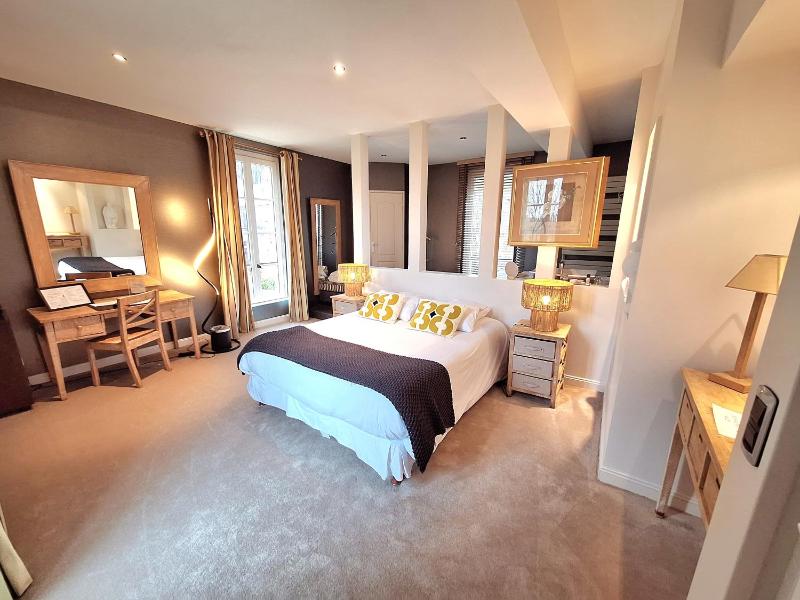 Deluxe Suite with Spa Bath image 4
