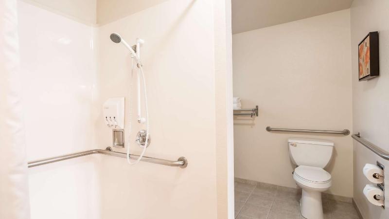 Queen Room - Disability Access image 2