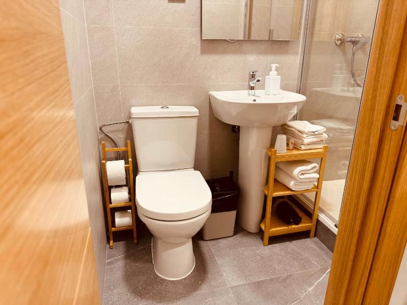 Double or Twin Room with Private Bathroom image 3