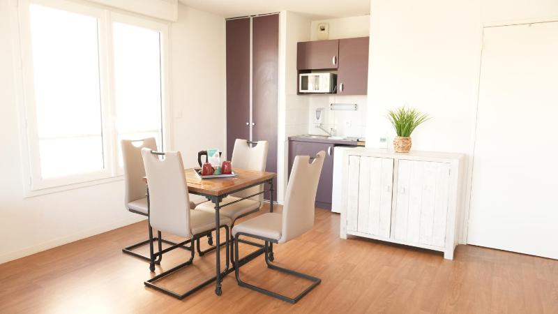 Family Room image 4