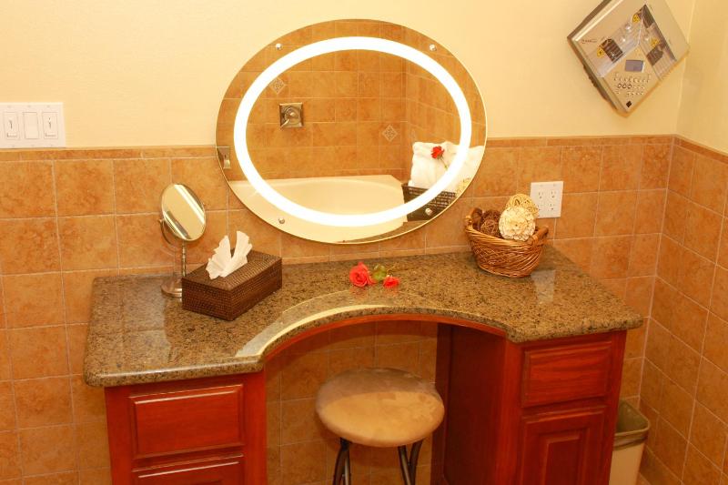 King Room with Spa Bath - Non-Smoking image 2