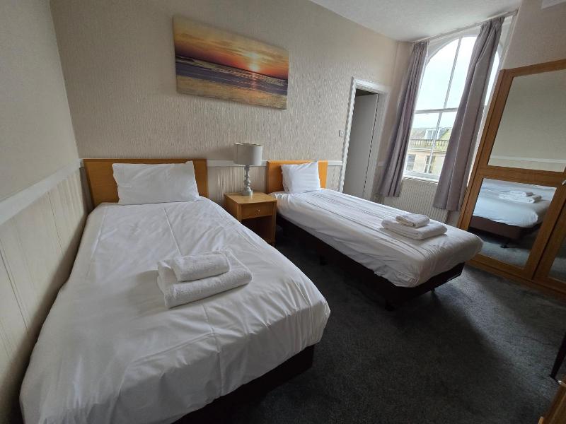 Standard Twin Room image 2