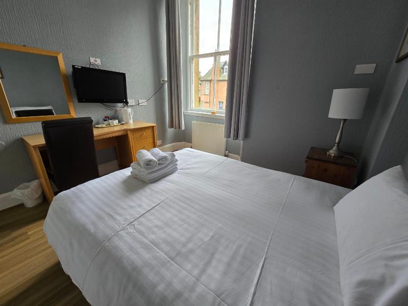 Small Double Room image 2