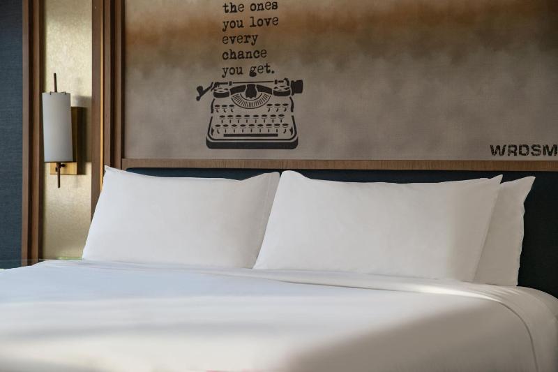 Deluxe King Room image 3
