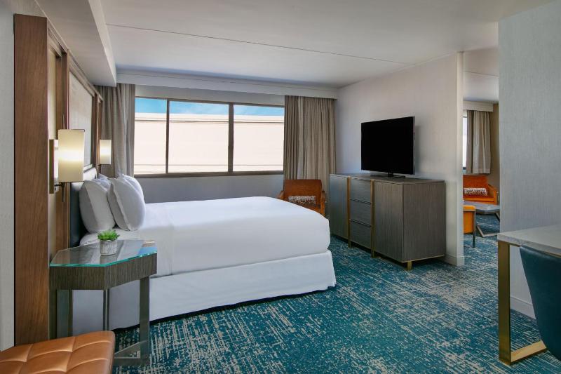 Deluxe King Suite with Sofa Bed image 2