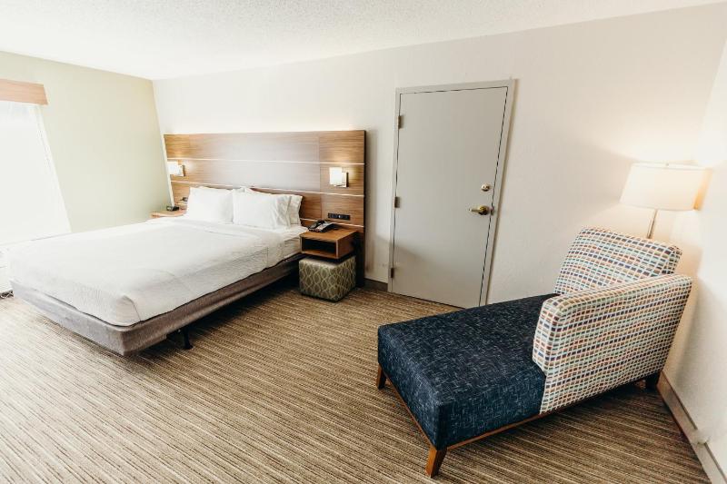 Standard King Room image 2