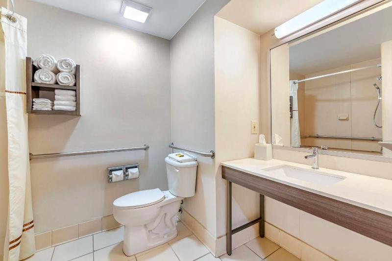 Queen Room with Two Queen Beds and Roll-In Shower - Disability Access/Non-Smoking image 2