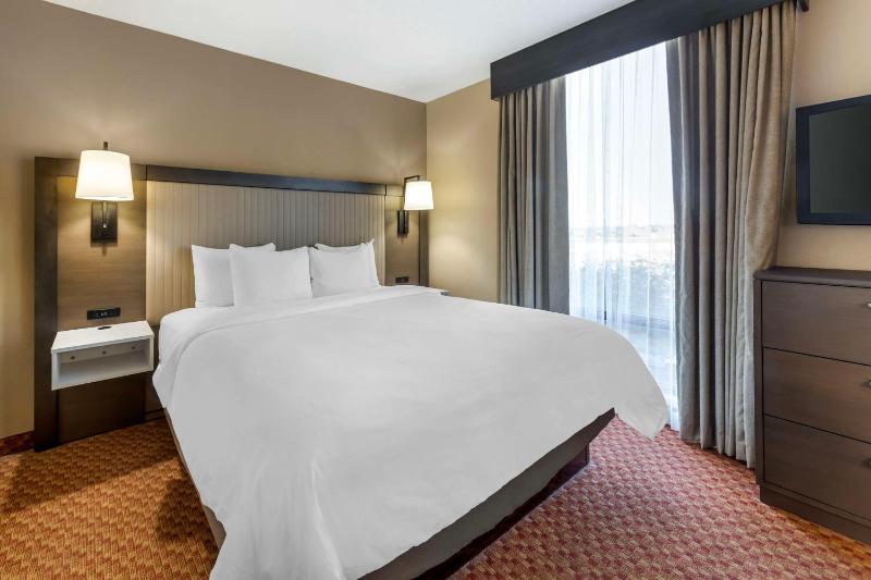 King Suite - Non-Smoking image 4