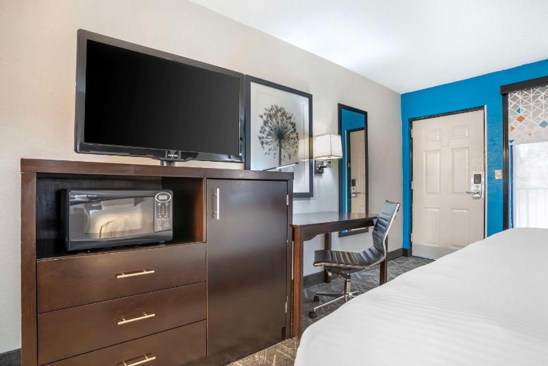 King Suite - Non Smoking image 4