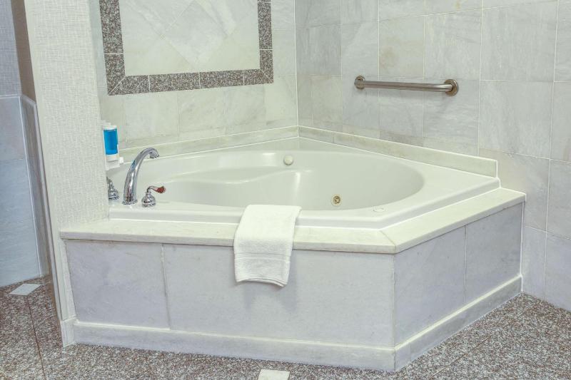 Deluxe King Room with Spa Bath image 3