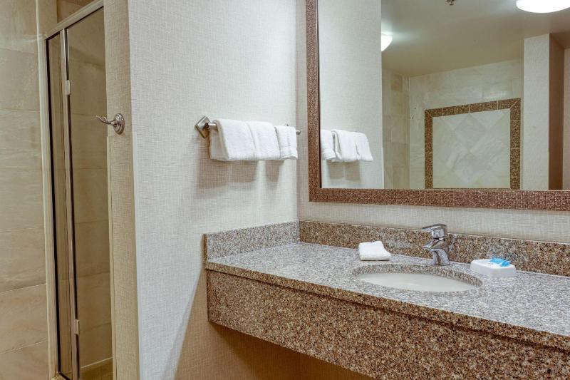 Deluxe King Room with Spa Bath image 2