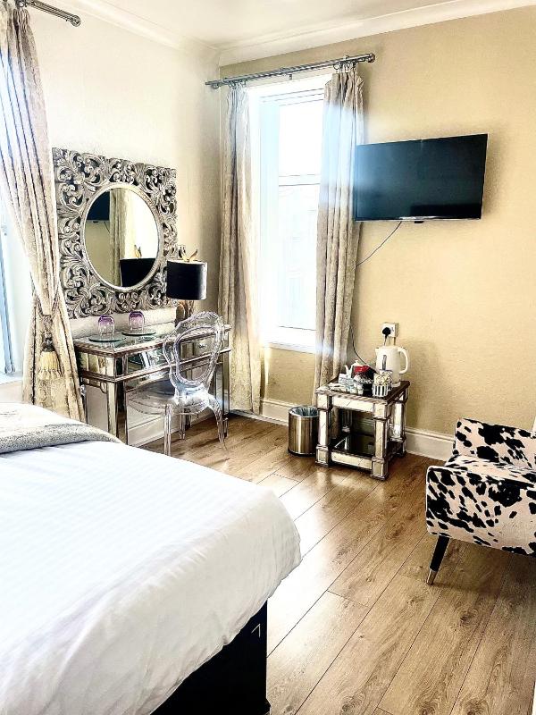 Double Room image 4