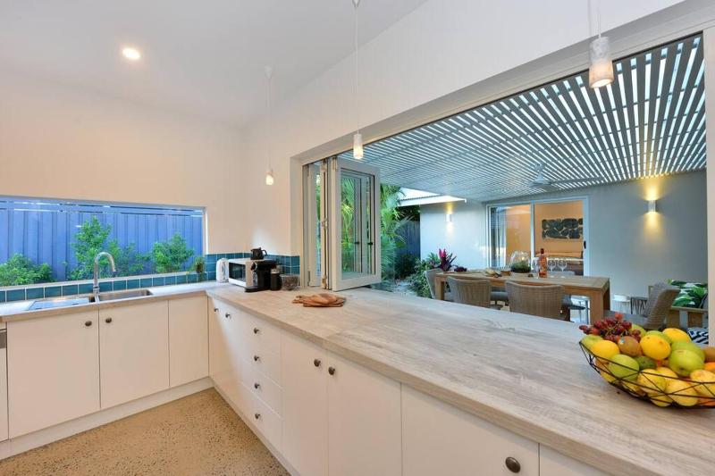 Tropical Villa on Craven Close - image 6
