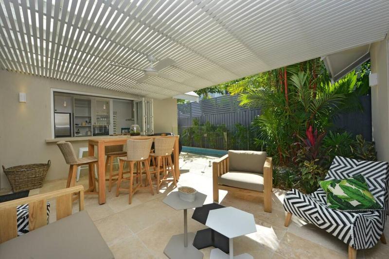 Tropical Villa on Craven Close - image 15