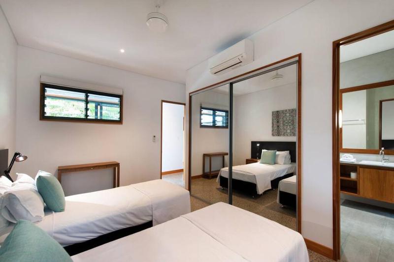 11 Sand - Luxury 5 Bedroom Home across from the Beach - image 19