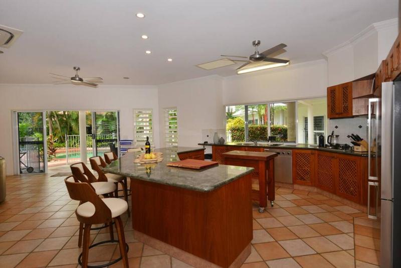Solander House - 5 Bedrooms by the Beach - image 3