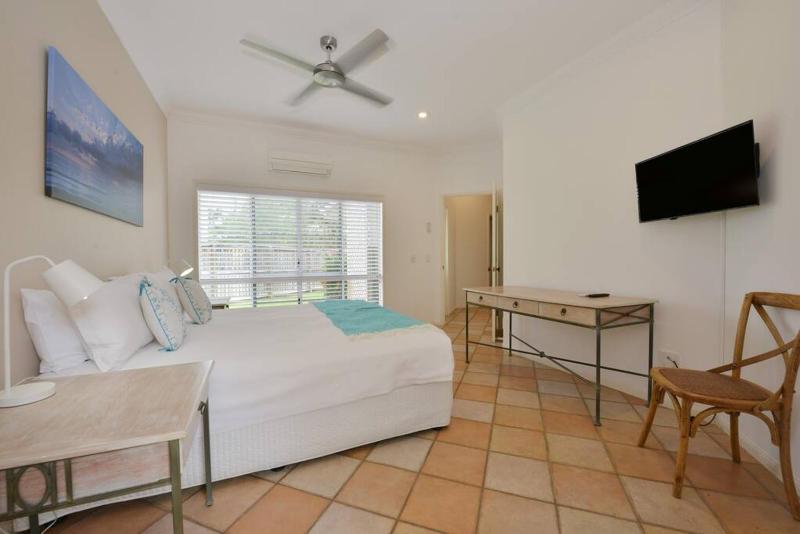 Solander House - 5 Bedrooms by the Beach - image 13