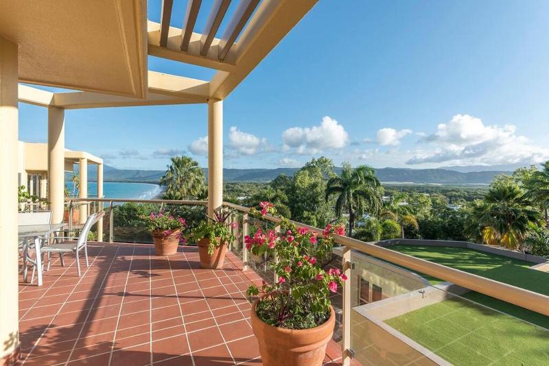 Hill Apartment No.6 - Stunning Coral Sea Views - image 10