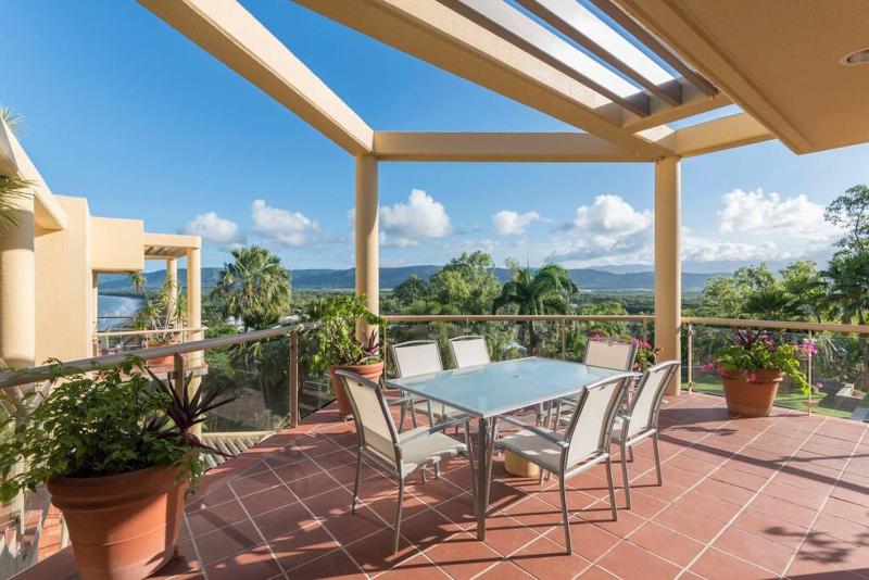 Hill Apartment No.6 - Stunning Coral Sea Views - image 17