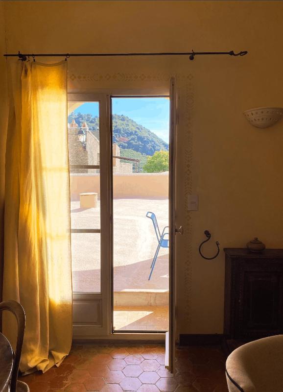 Deluxe Suite with Sea View image 4