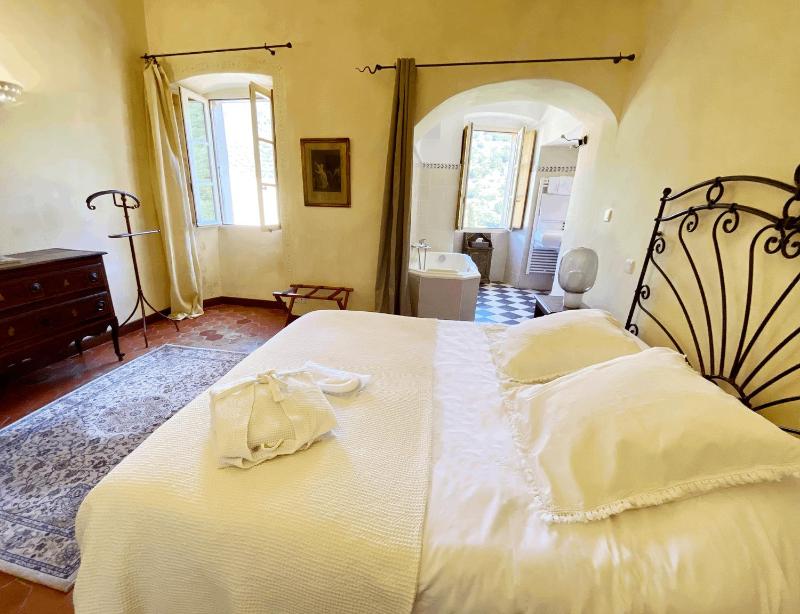 Deluxe Suite with Sea View image 3