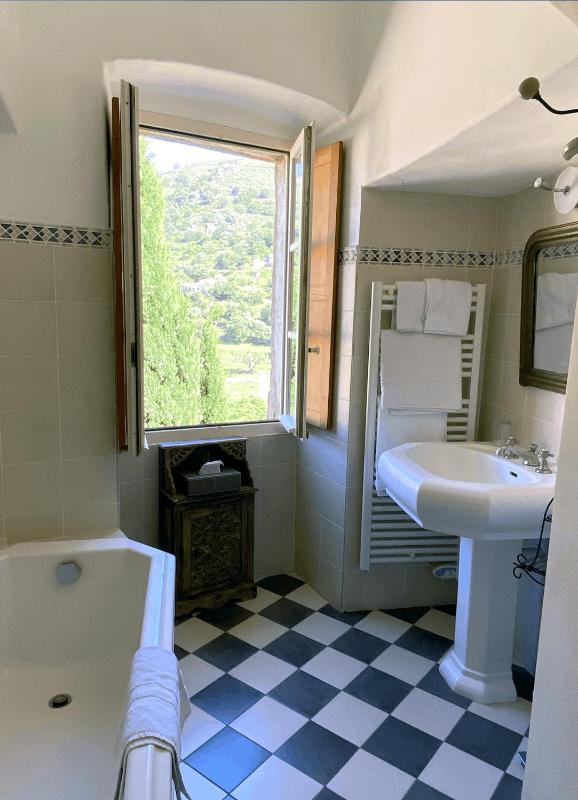 Deluxe Suite with Sea View image 2