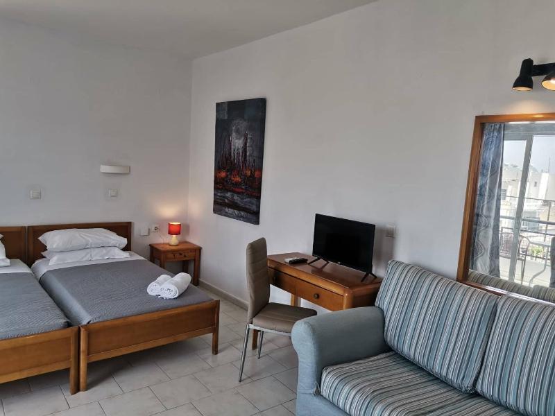 Standard Twin Room with Sea View image 4