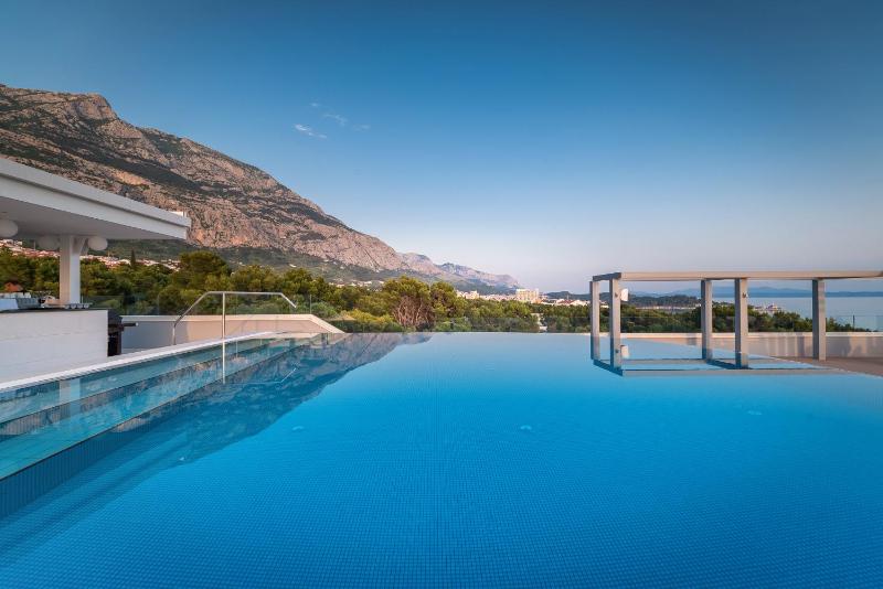 Double Room with Balcony and Partial Sea View image 3