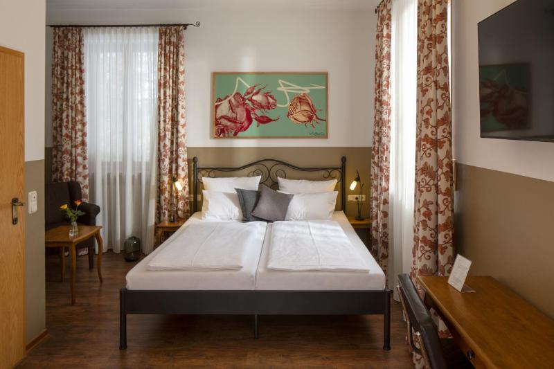 Standard Double Room image 3