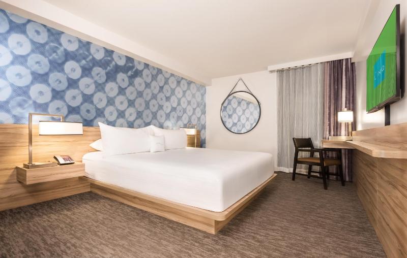 Deluxe Room,1 King, Non-Smoking image 2