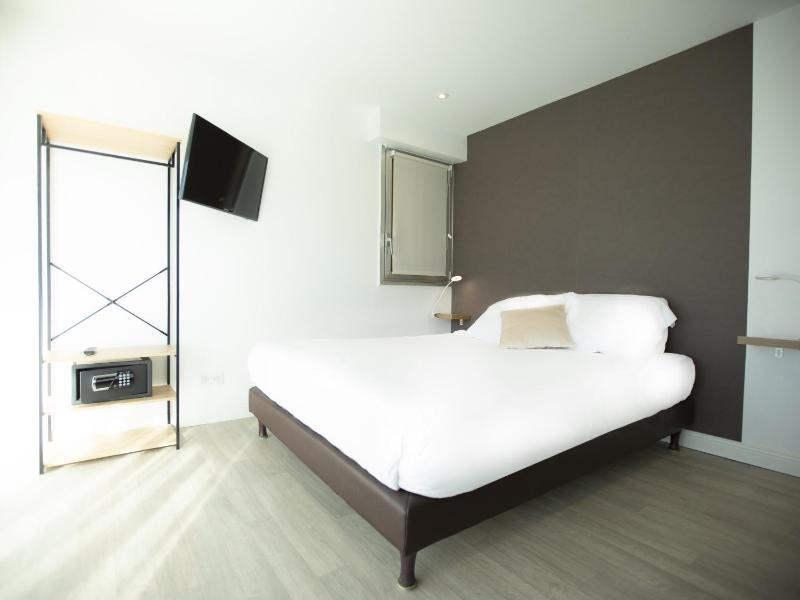 Comfort Double Room  with Racecourse View image 3