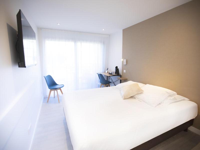 Standard Double Room image 3