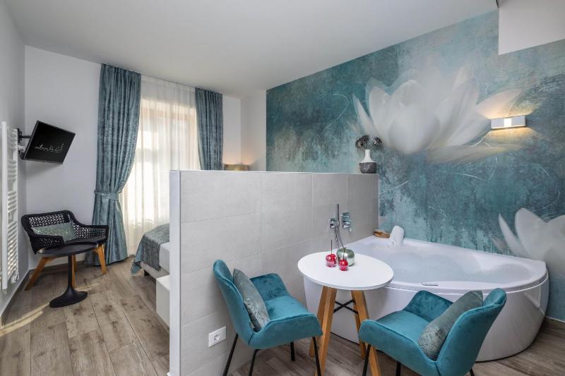 Suite with Hot Tub image 1