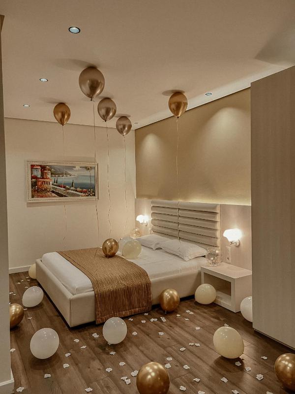 Deluxe Double Room with Side Sea View image 3