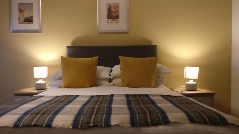 Double Room with En-Suite Bathroom image 4