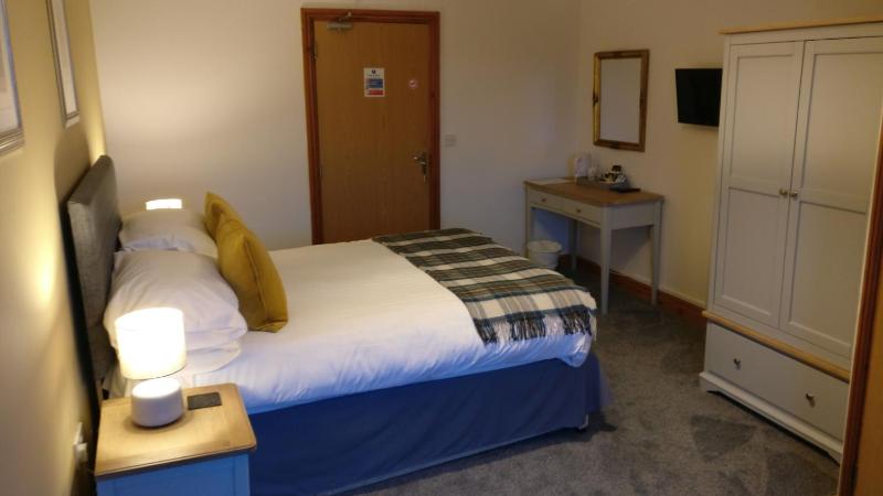 Double Room with En-Suite Bathroom image 3