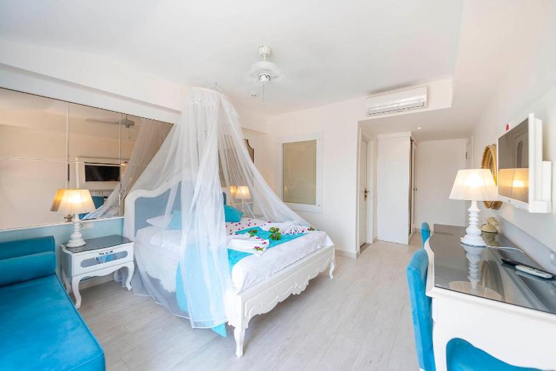 Deluxe Room image 2