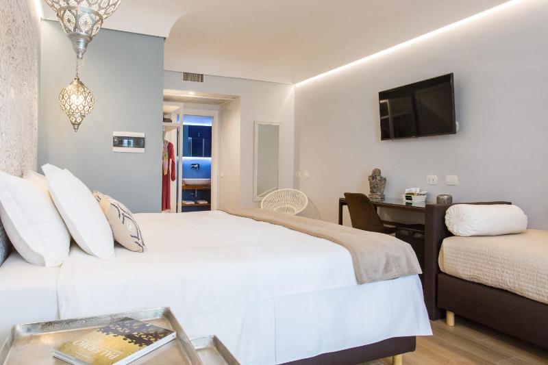 Junior Suite with Balcony image 1