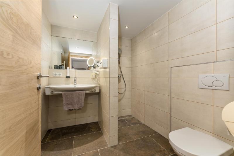Double Room with Balcony image 4