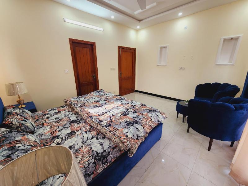 Deluxe King Room image 3