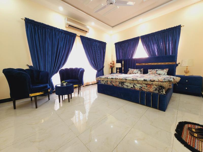Deluxe King Room image 4