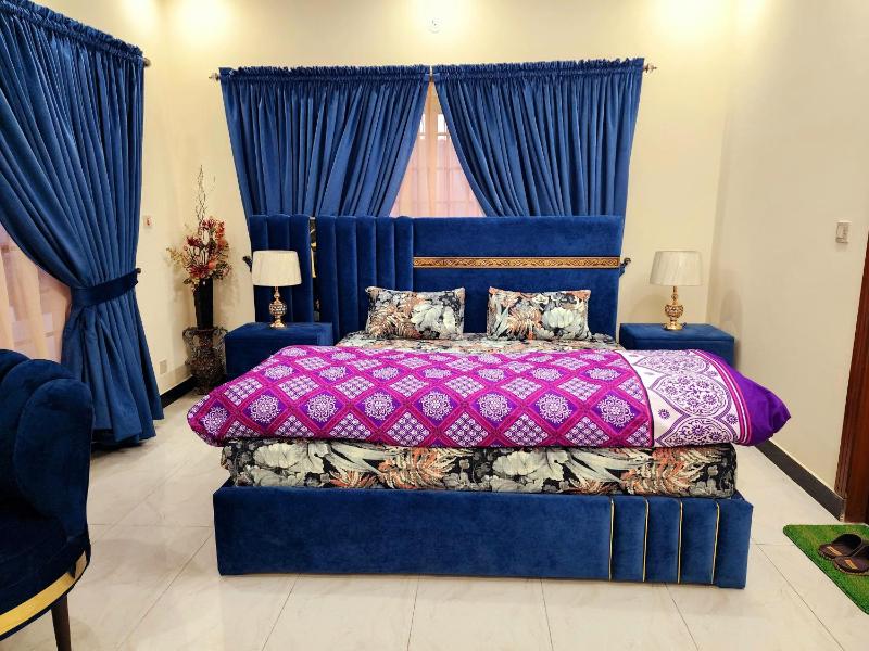 Deluxe King Room image 1