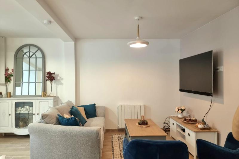 Le Magnolia Terrace & Private Parking Sleeps 6 - image 10