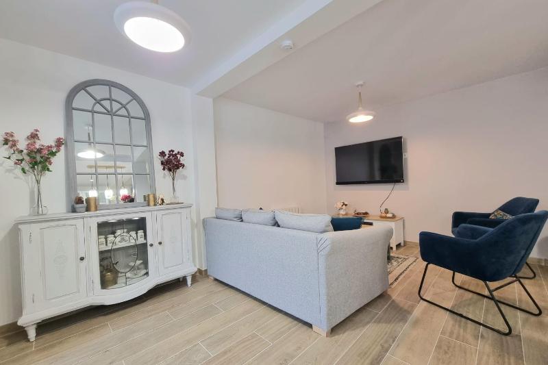 Le Magnolia Terrace & Private Parking Sleeps 6 - image 21