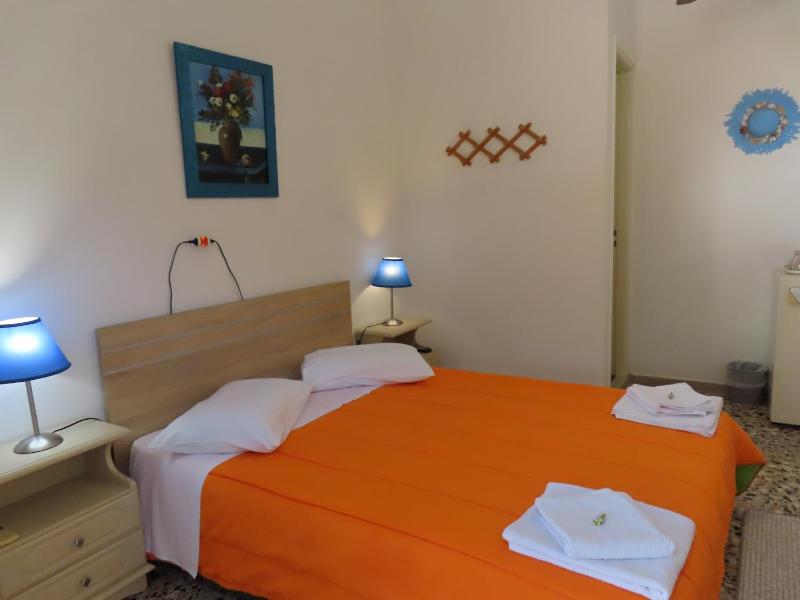 Double Room with Balcony and Garden View image 2