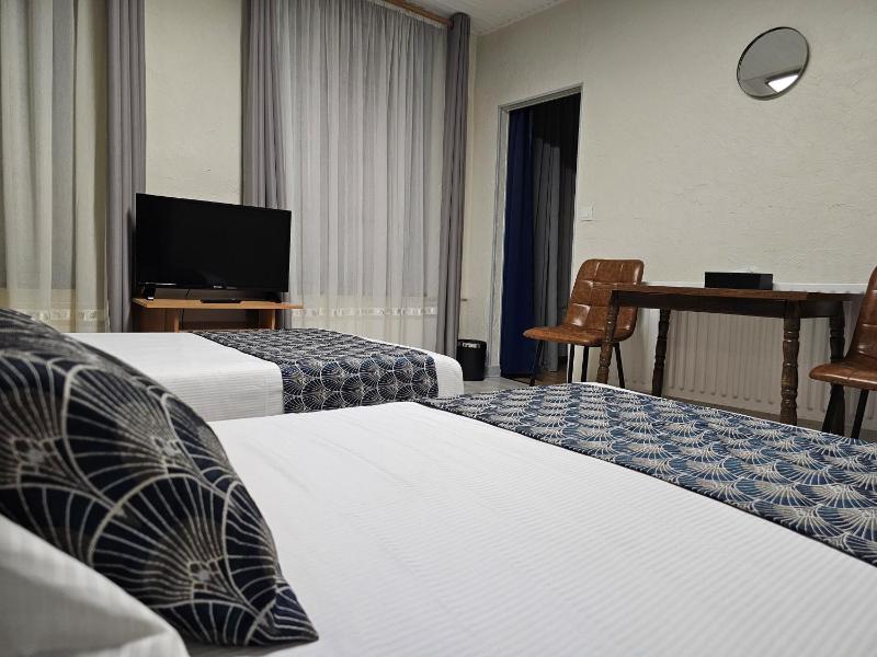 Twin Room image 4