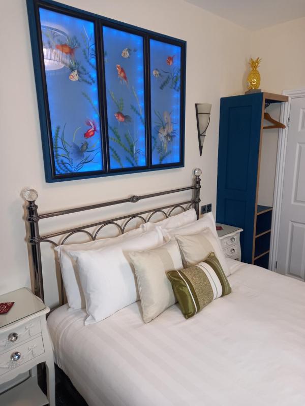 Superior King Room image 3